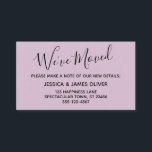 Cartão De Visita Elegante, carta de tipografia Mauve "Nós nos movem<br><div class="desc">Mantenha seus amigos e familiares atualizados com seu novo endereço usando esses cartões de gabinete simples e elegantes. As notas versáteis leram "Nós nos movemos" na frente e "Fique em contato!" na parte de trás, usando uma fonte moderna, casual, escrita à mão. Use os campos modelo para adicionar todos os...</div>