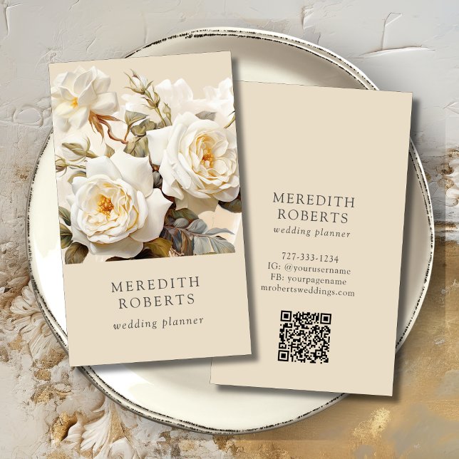 Cartão De Visita Elegante Vintage Rosas Creme Vertical (Elegant Vintage Roses QR Code Social Media Cream Vertical Business Card)
