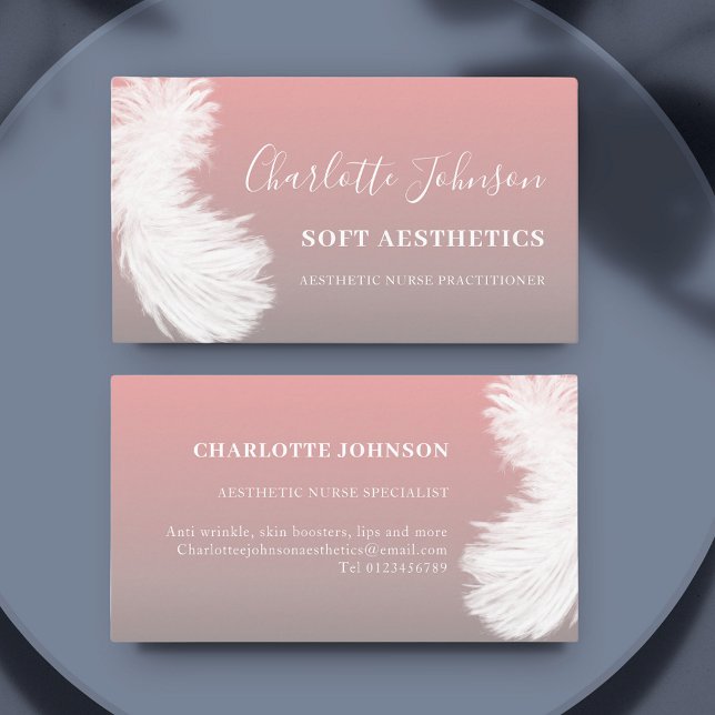 Cartão De Visita Enfermeira estética cutânea rosa (Skincare aesthetics nurse professional feather on modern pink business card)