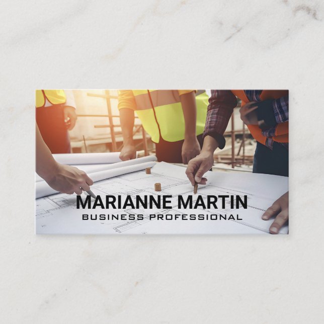 Cartão De Visita Engenheiros olhando por cima de projetos (Frente)
