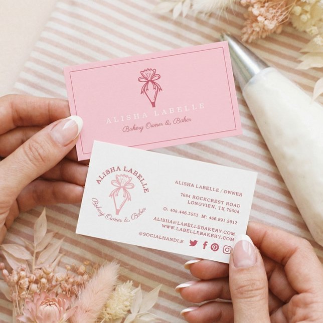 Cartão De Visita Estilo de padaria moderno e mínimo, com barra de l (Modern & Minimal Bakery Style Piping Bag Logo Pink Business Card)