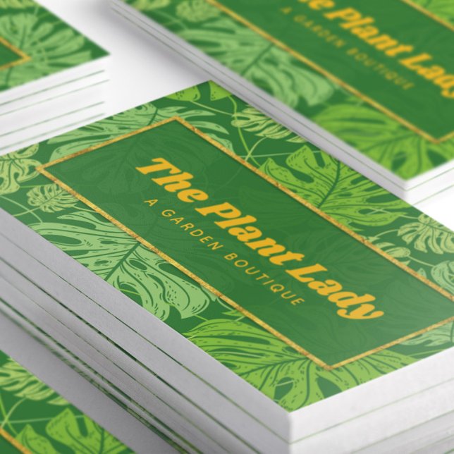 Cartão De Visita Folhas de Palma de Monstera Tropicais Verdes e Dou (Close up stacked Tropical Green and Gold Monstera Palm Leaves Business Cards)