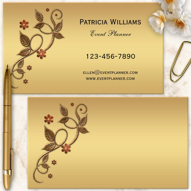 Cartão De Visita Folhas Metálicas Simples Rosa Chic Douradas Floral (An elegant business card showing rose gold metallic swirls with stylized leaves and flowers on gold)