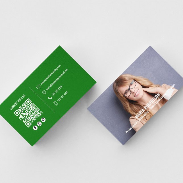 Cartão De Visita Foto moderna Simples Código QR Verde Mídia Social (Simple and minimalist green and white business card. )