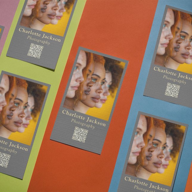 Cartão De Visita Fotografia de Cinza Limpa Elegante e código Qr (Criador carregado)