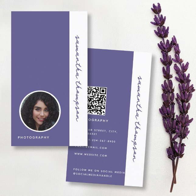 Cartão De Visita Fotografia Profissional de Script Roxo (Purple Bold Script Professional Photography Business Card)