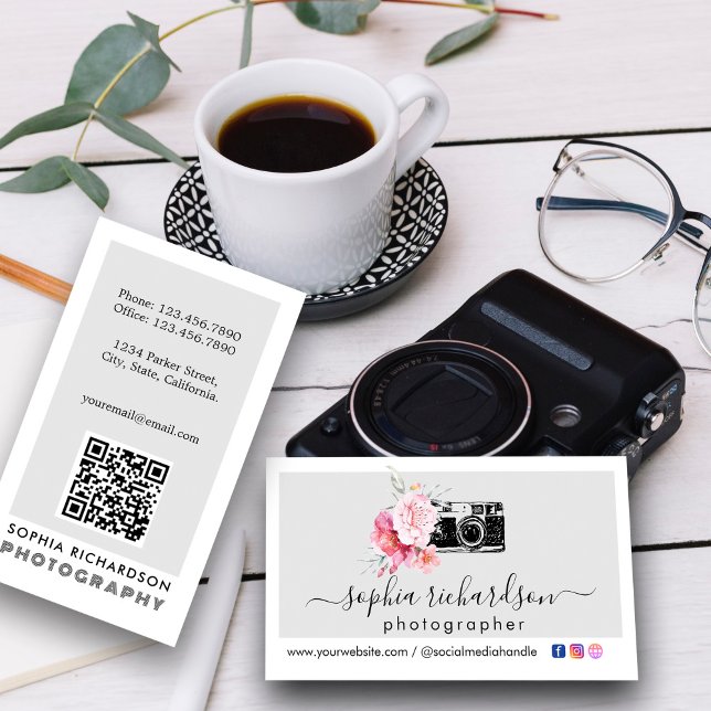 Cartão De Visita Fotógrafo do Código QR da Câmara Floral Moderna (Modern Floral Camera QR Code Photographer Business Card #zazzlemade #photographer #pinkandgray #chic)