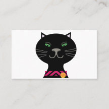 Gato preto com olhos verdes e colar rosa