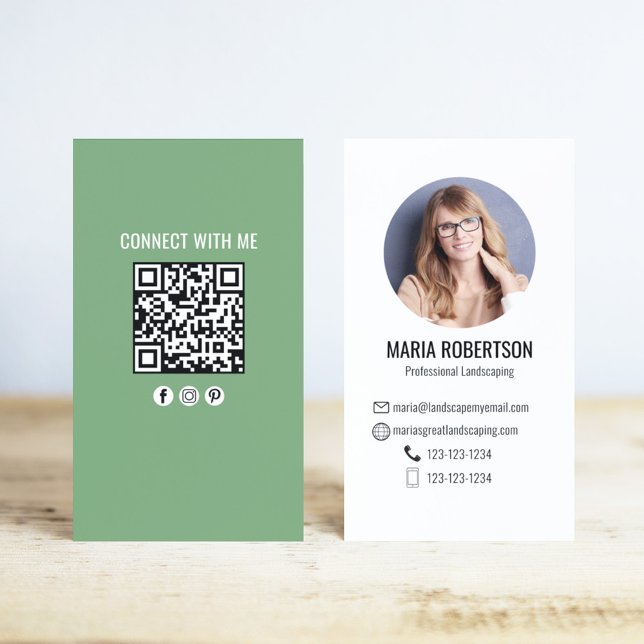 Cartão De Visita Green Modern Business QR Code Photo (Modern style business card with a scannable QR code template.)