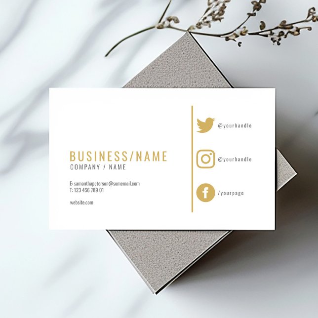 Cartão De Visita Ícones de ouro branco moderno para as mídias socia (Modern gold and white business card with social media icons and minimalist layout.)