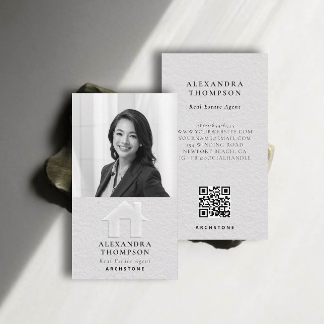 Cartão De Visita Imobilizado Imobilizado Foto White Classy Preto (real estate professional business card photo qr code black white modern elegant faux embossed)