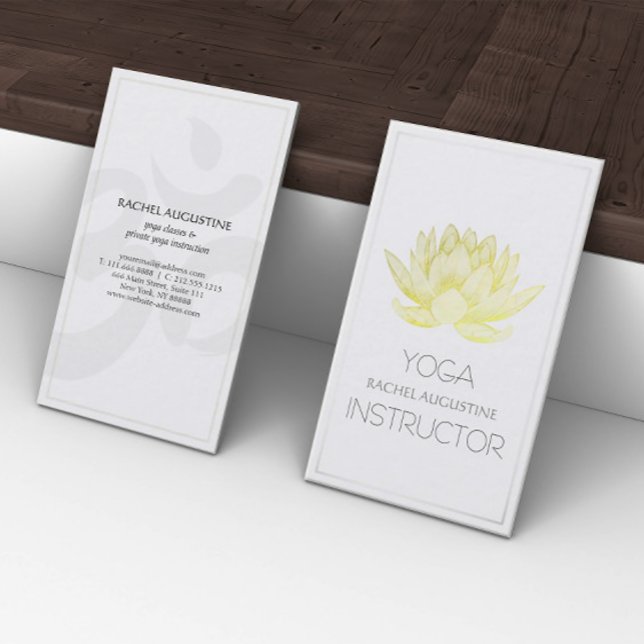 Cartão De Visita Instrutor Elegante White e Gold Foil Lotus Yoga (Criador carregado)