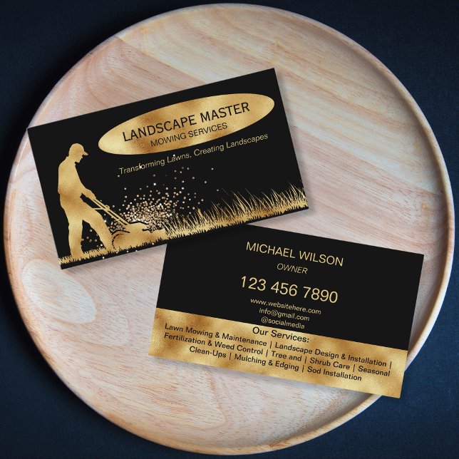Cartão De Visita Jardinagem de Cuidados Letivos de Paisagem Profiss (golden mower on the black background landscaping business card)