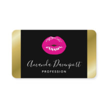 Lábios brilhantes rosa-quente em preto