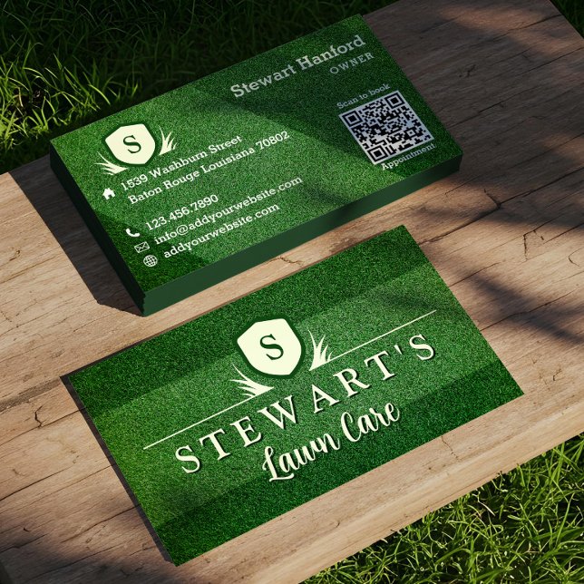 Cartão De Visita Lâmpada de Grama Verde e Paisagem Monograma Crest (Green Grass Lawn & Landscaping Monogram Crest Business Card)