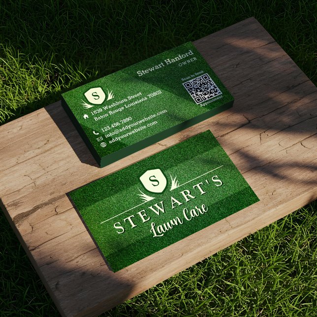 Cartão De Visita Lâmpada de Grama Verde e Paisagem Monograma Crest (Green Grass Lawn & Landscaping Monogram Crest Business Card)