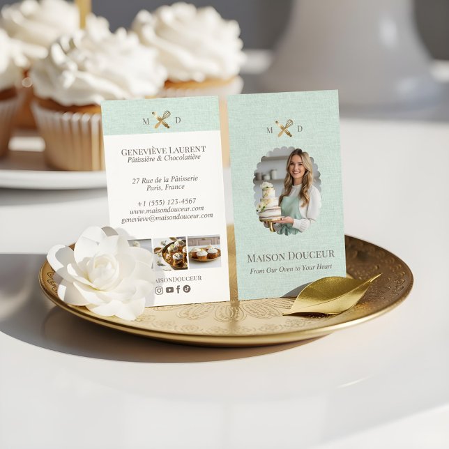 Cartão De Visita Linho Verde Elegante Padaria Chic Bigorna Dourada  (Green Linen Elegant Chic Bakery Gold Whisk Photo Business Card)