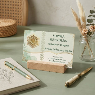 Cartão De Visita Logotipo de Estúdio de Bordado Verde Sage com Rote