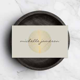 Cartão De Visita Logotipo de Folha de Ouro Elegante em Bege Claro