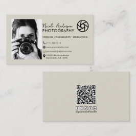 Cartão De Visita Logotipo Minimalista Moderno Bege na Frente de Fot