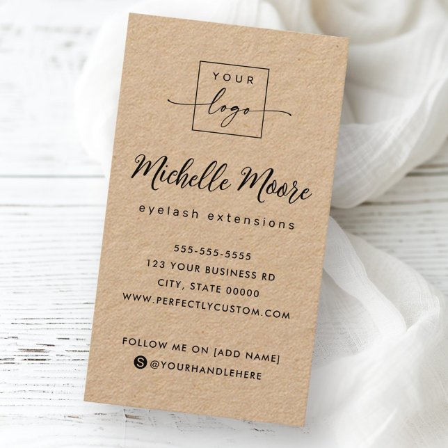 Cartão De Visita Logotipo personalizado do escrip elegante papel Kr (Elegant scrip custom logo vertical Kraft paper Business Card)