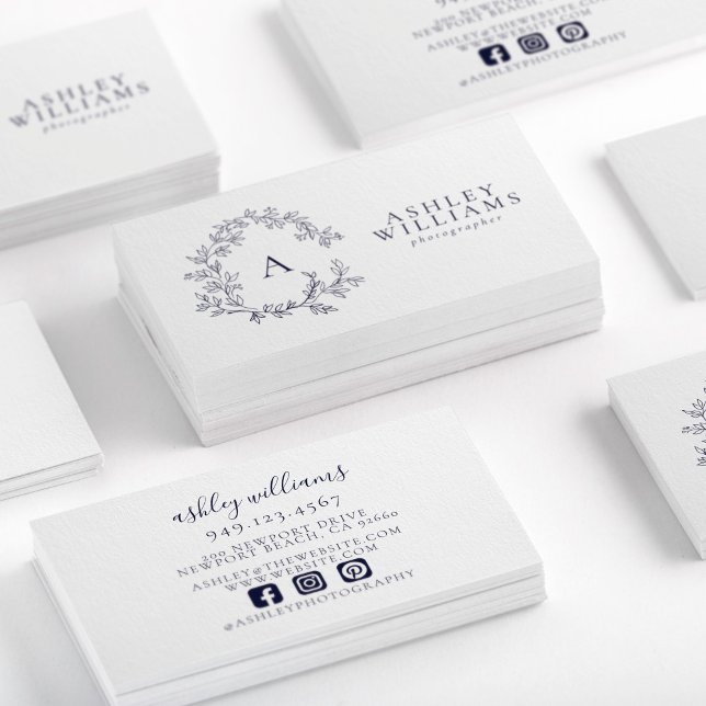 Cartão De Visita Marinho Azul Monograma Floral Crest Profissional (Criador carregado)