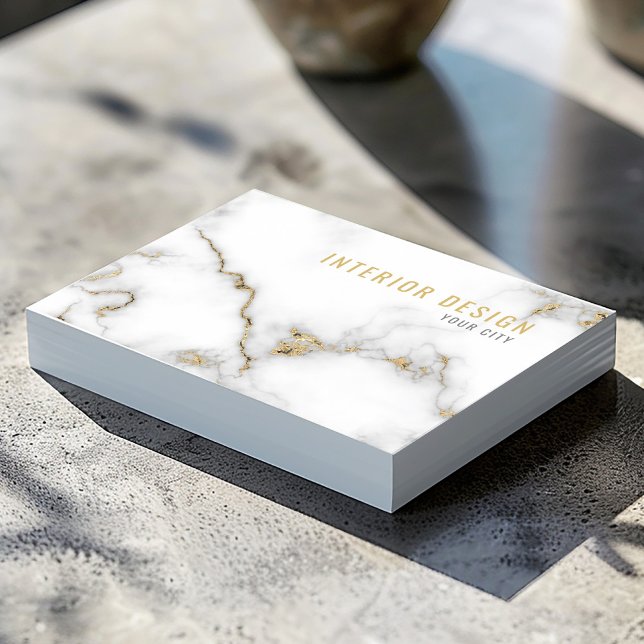 Cartão De Visita Mínimo branco e Dourado mármore (White marble business card with gold veining, bold name, and minimalist black details.)