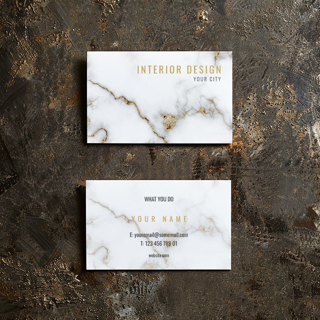 Cartão De Visita Mínimo branco e Dourado mármore de luxo (White marble business card with gold veining, bold name, and minimalist black details.)