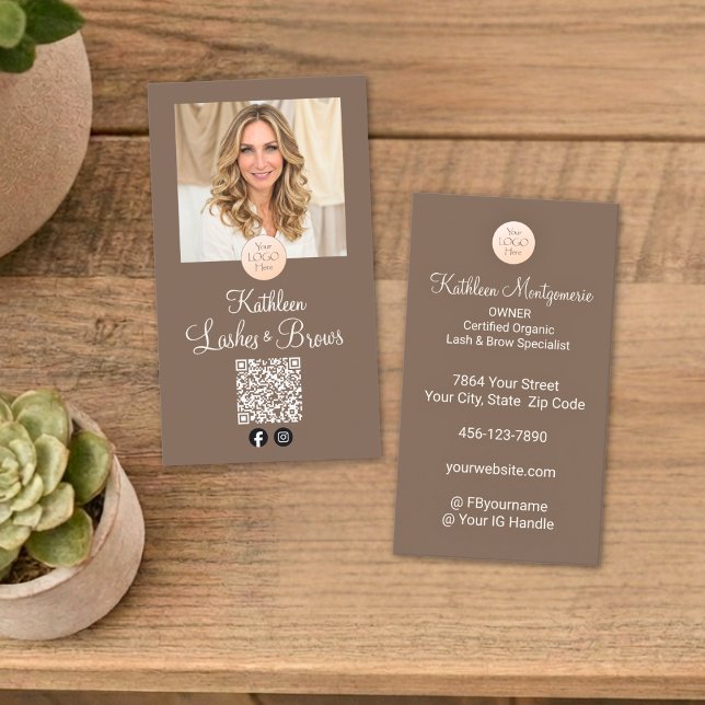 Cartão De Visita Mocha Brown Logo QR Code Photo Lashes and Brows (Criador carregado)