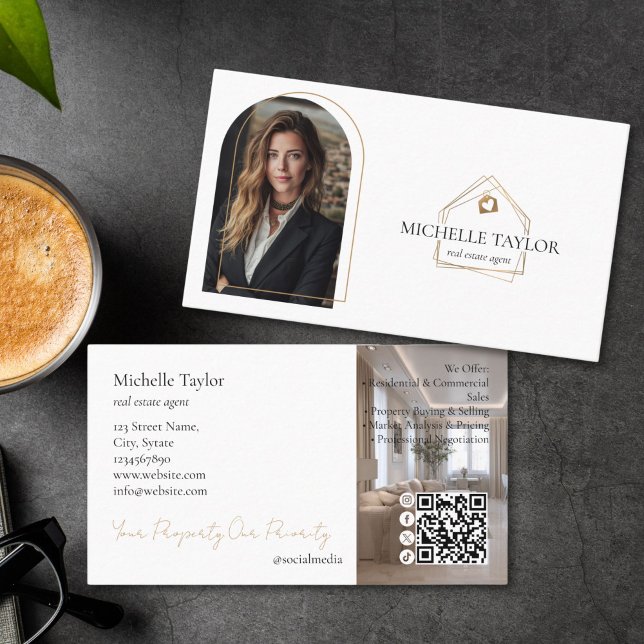 Cartão De Visita Modern Elegant Real Estate Realtor Photo Gold (elegant gold house logo for real estate agents, business card with an arched frame photo and QR code)