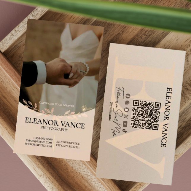 Cartão De Visita Modern Professional Minimalist Monogrammed Logo (Criador carregado)