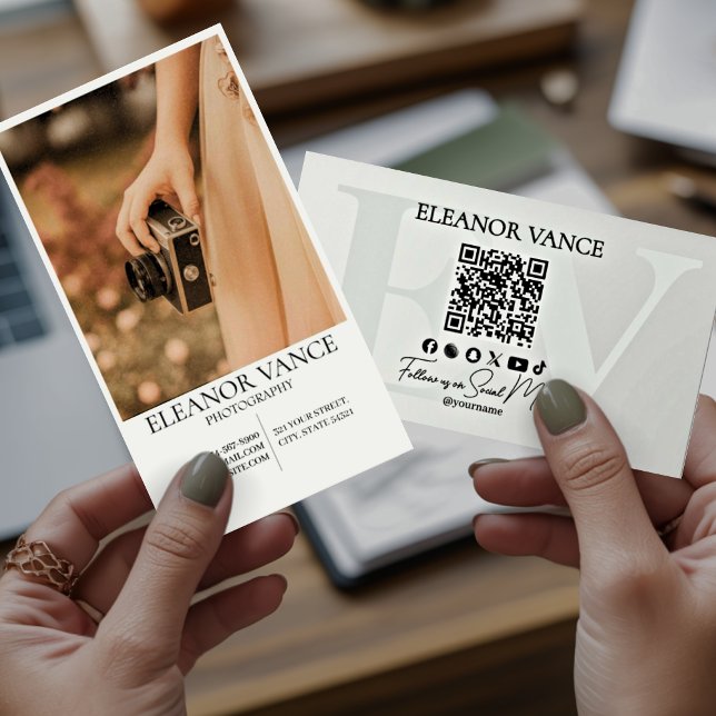 Cartão De Visita Modern Professional Minimalist Monogrammed Logo (Criador carregado)