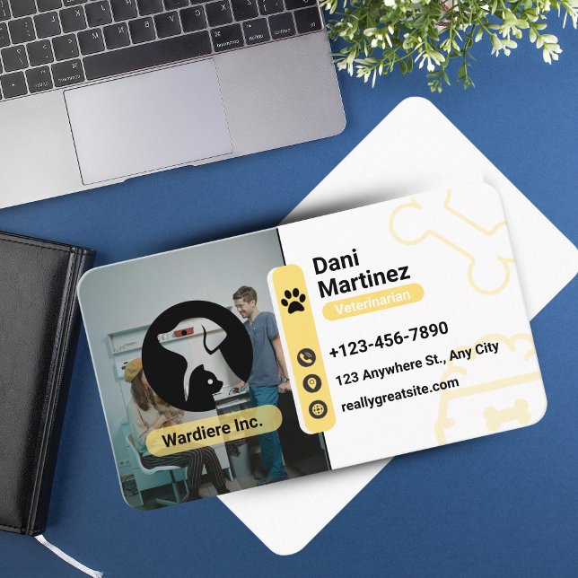 Cartão De Visita Modern Vet Clinic Business Card – White & Yellow  (Modern Vet Clinic Business Card – White & Yellow )
