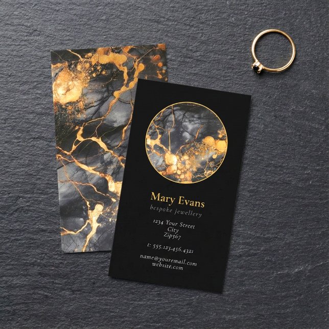 Cartão de visita moderno com efeito de mármore pre (Black and gold marble effect modern business card.)