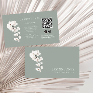 Cartão De Visita Moderno Floral Código QR Orquídea Branca Verde Sal