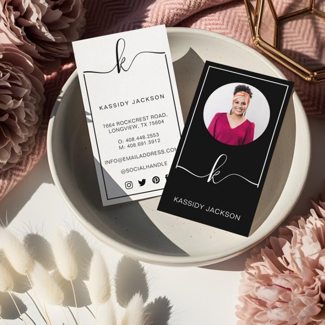 Cartão De Visita Moldura de Monograma de Letra com Estilo Minimalis (Minimal Stylish Script Monogram Frame Circle Photo Business Card)