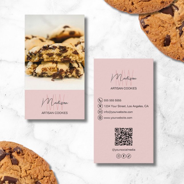 Cartão De Visita Monograma Logotipo Bakery QR rosa (Monogram Logo Bakery QR Pink Business Card)