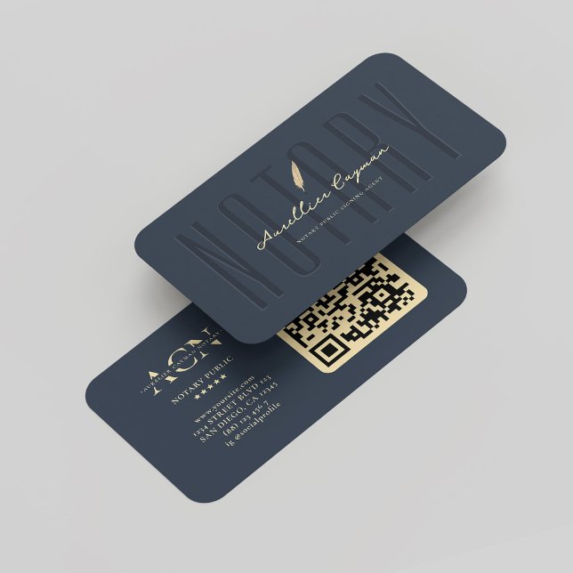 Cartão De Visita Monograma Moderno Comprimido Azul Escuro Elegante  (Modern Monogram Notary Dark Blue Gold Quill QR Business Card
)