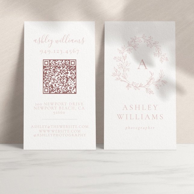 Cartão De Visita Monograma Rosa Escamudo Elegante Código QR Crest F (Criador carregado)