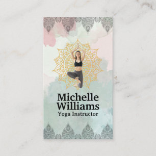 Cartão De Visita Mulher em Pose de Yoga   Mandala e Padrão Paisley