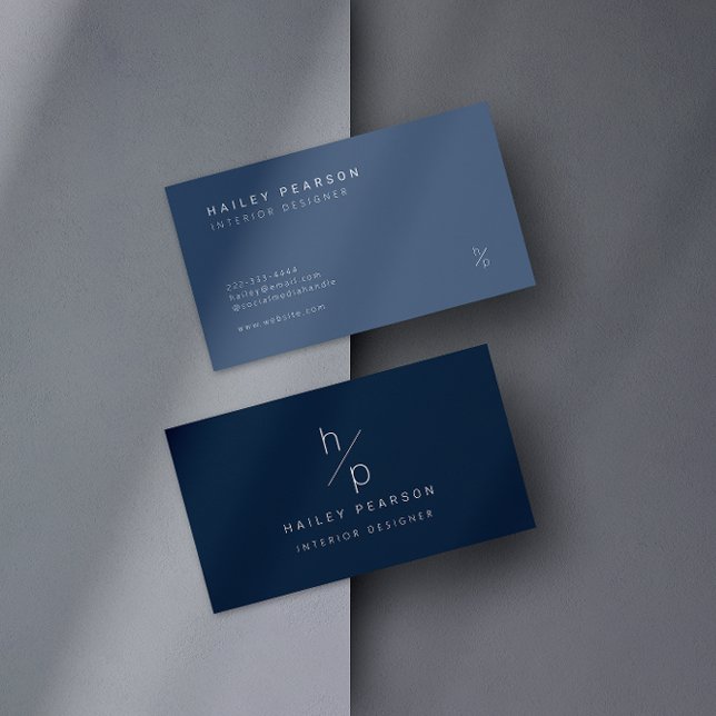 Cartão De Visita Na moda Monograma | Elegância moderna em Marinho e (A chic navy business card with an elegant monogram design.)