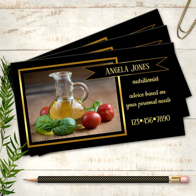 Cartão de visita nutricionista profissional (Business card featuring a still life image with olive oil and tomatoes with basil and golden lining)