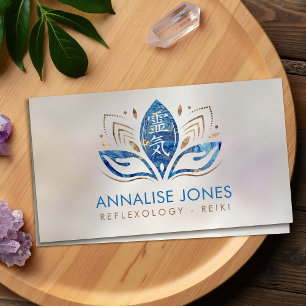 Cartão De Visita O símbolo e as mãos de Reiki no azul de Lotus