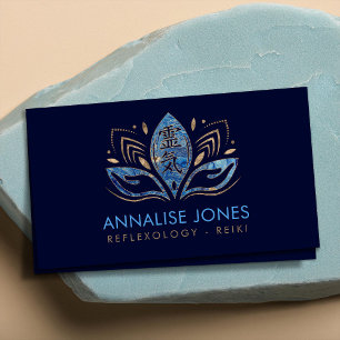 Cartão De Visita O símbolo e as mãos de Reiki no azul de Lotus