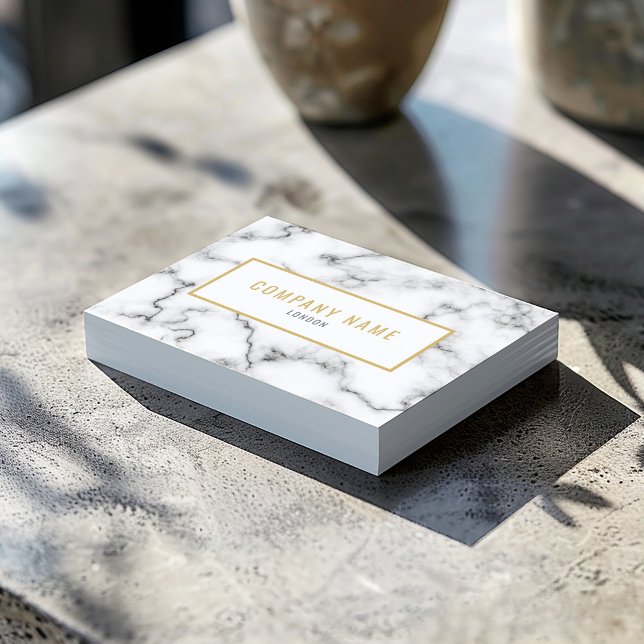 Cartão De Visita Ouro e branco de efeito de mármore do luxo (White marble business card with gold name, minimalist black details, and gold frame.)