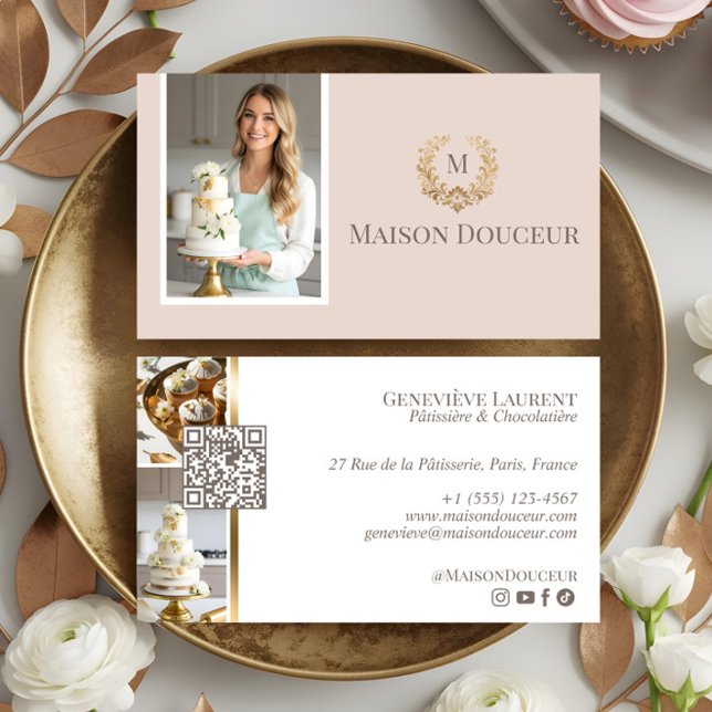 Cartão De Visita Padeira de Casa de Luxo Elegante Floral Crest Mono (Elegant Luxury Home Baker Floral Crest Monogram Business Card)