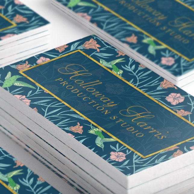 Cartão De Visita Padrão Chic Blue Hummingbird e Flores (Close-up stacked Chic Blue Hummingbird and Flowers Pattern Business Cards-Front)