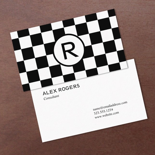 Cartão De Visita Padrão de Verificação Preto e Branco, Monograma Pe (Black and White Checkered Pattern, Custom Monogram Business Card, front/back in situ)