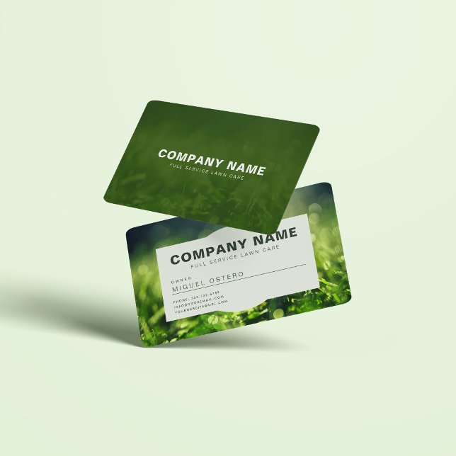 Cartão De Visita Paisagem Moderna e Cuidados de Leis (Landscaping and lawn care green grass business card. Front and back both shown in mockup.)