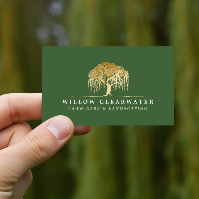 Cartão De Visita Paisagismo Rústico Moderno em Verde e Dourado com  (Rustic Modern Green & Gold Willow Tree Landscaping Business Card)